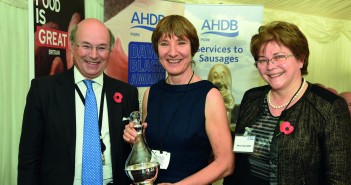 Only five days to nominate 2017 David Black Award winner Dr Williamson, centre, receives the David Black Award from Defra Minister Lord Gardiner and former AHDB Pork chair Meryl Ward