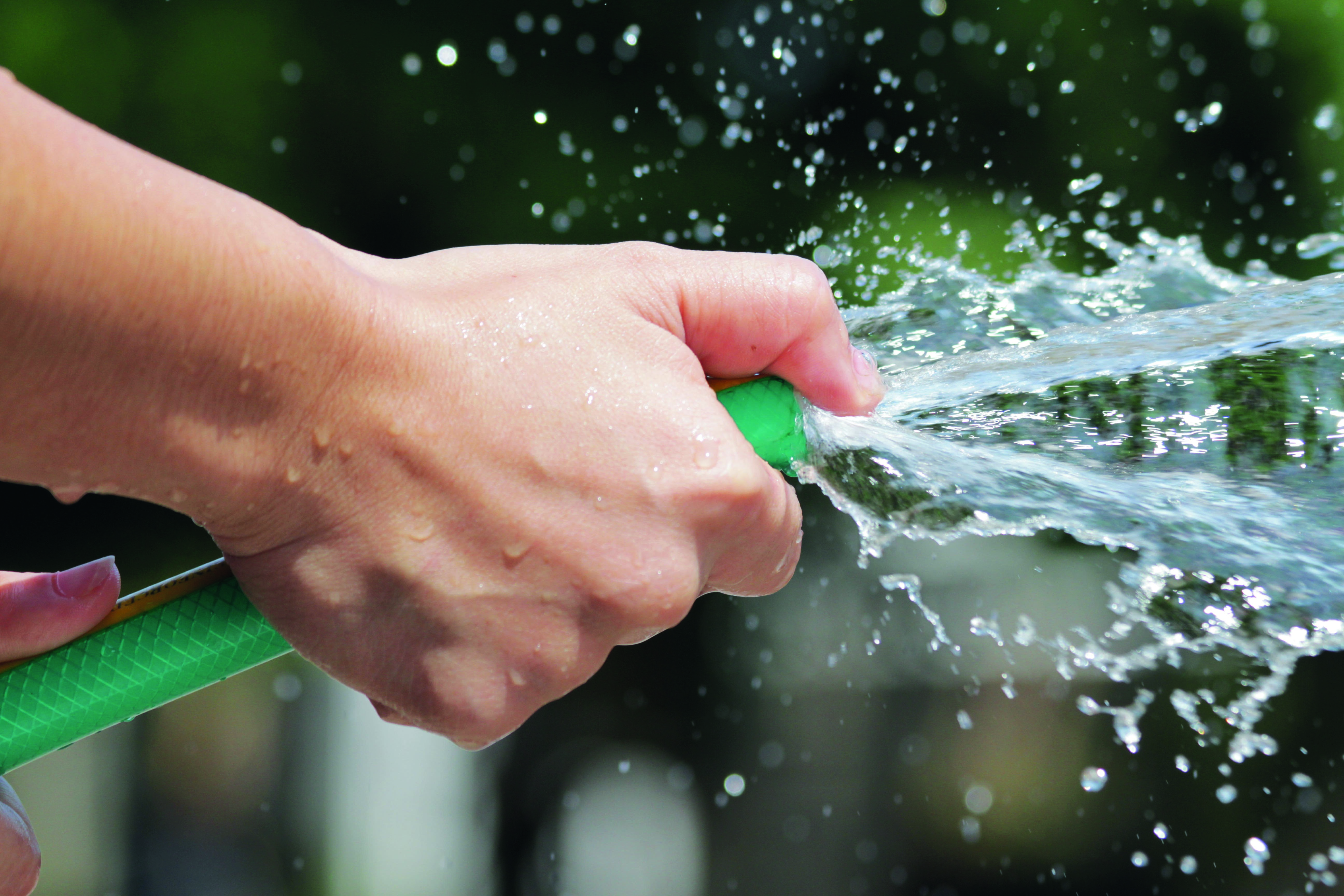 Using water. Шланг для воды. Шланг с водой пережали. Шланг в руке. Пустая трата воды.