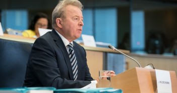 EU Agriculture Commissioner backs campaign to ban farrowing crates Janusz Wojciechowski